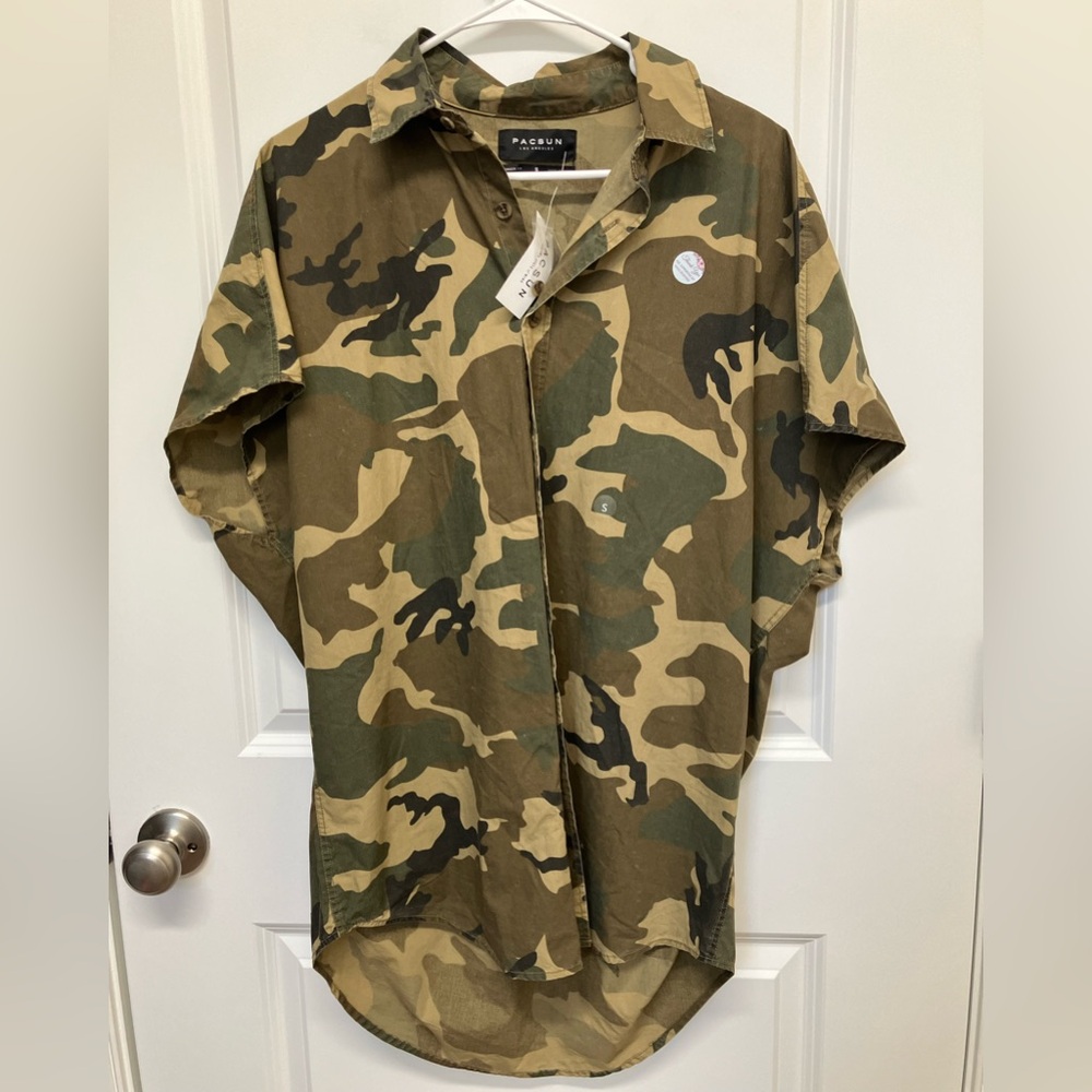 PacSun Men's Woodland Green and Brown Camo Shirt, Short Sleeve, Small
